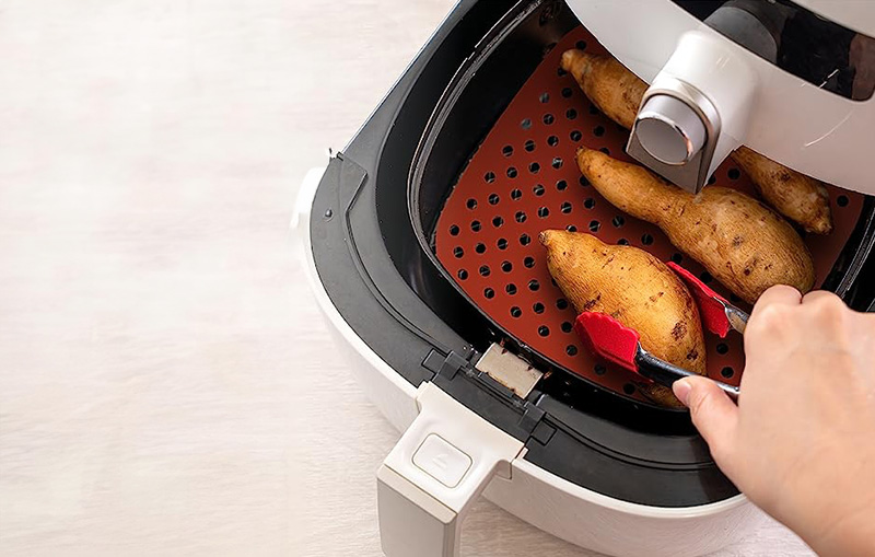 Air fryer with silicone liner for food cooking