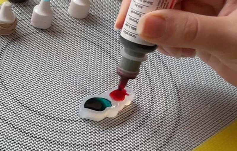 adding alcohol ink to a silicone mould - resin tutorial