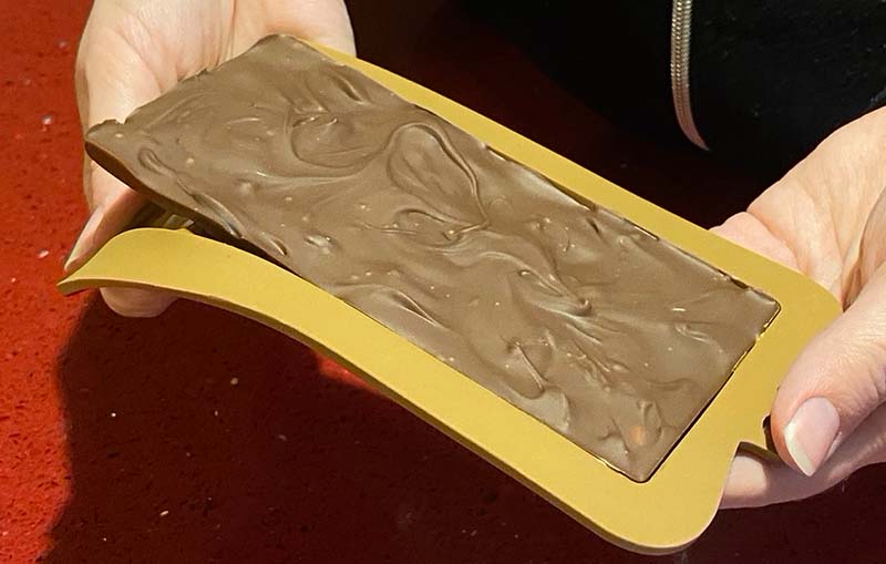 de moulding a chocolate silicone mold